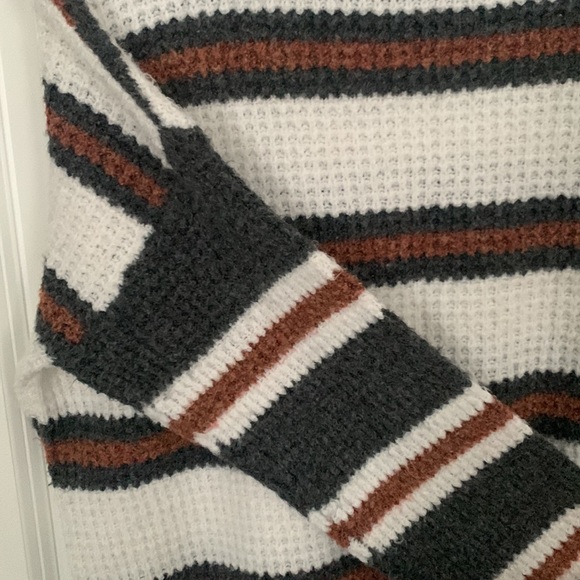 American Eagle Sweater - Picture 3 of 5